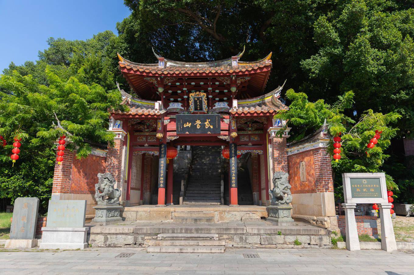 真武庙最令人惊叹的要属正殿的屋檐,两端有五彩瓷型双龙戏珠,造型精美