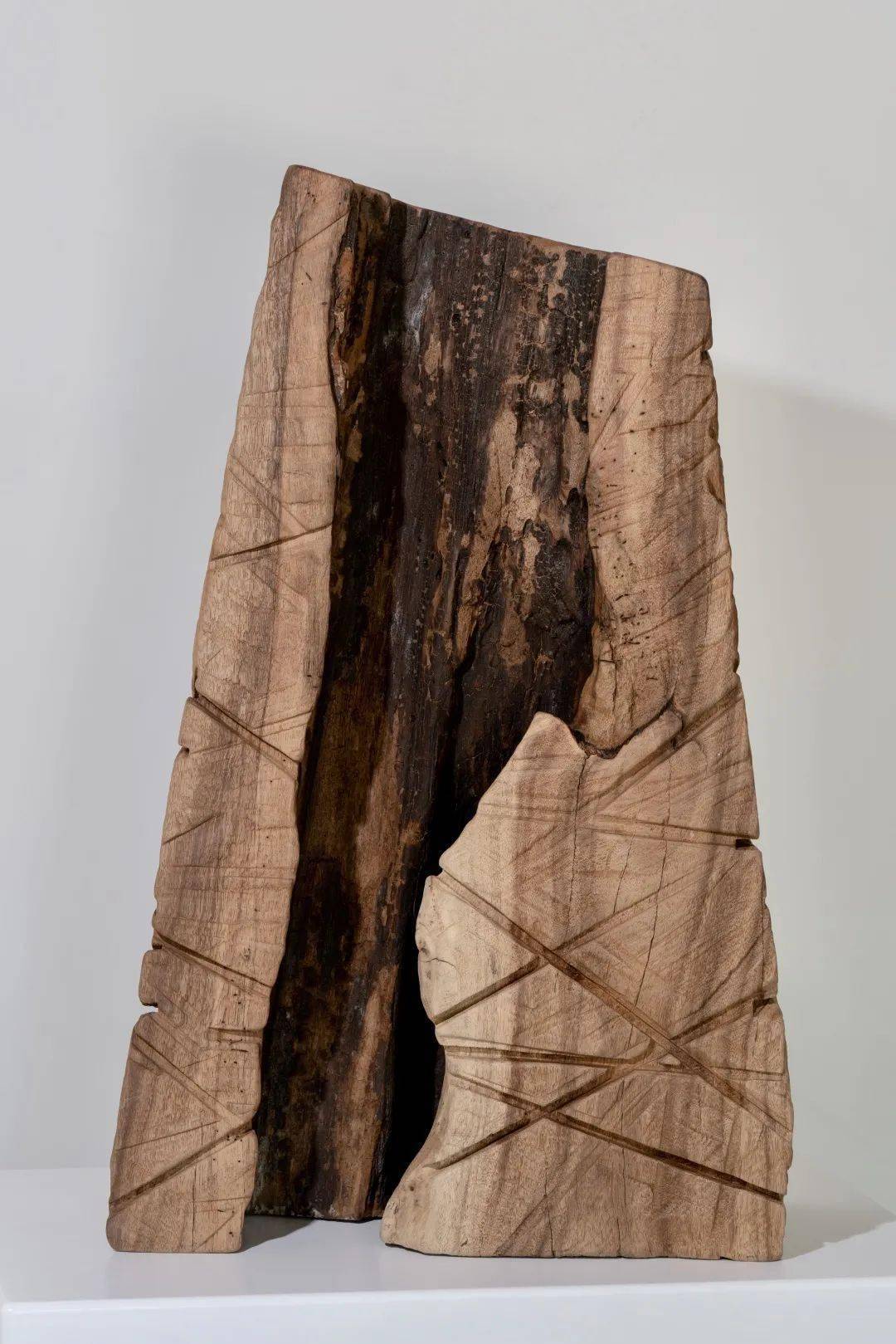 形成了这批令人一眼难忘的木雕作品,赋予了这些呆木头以生命的姿态,并