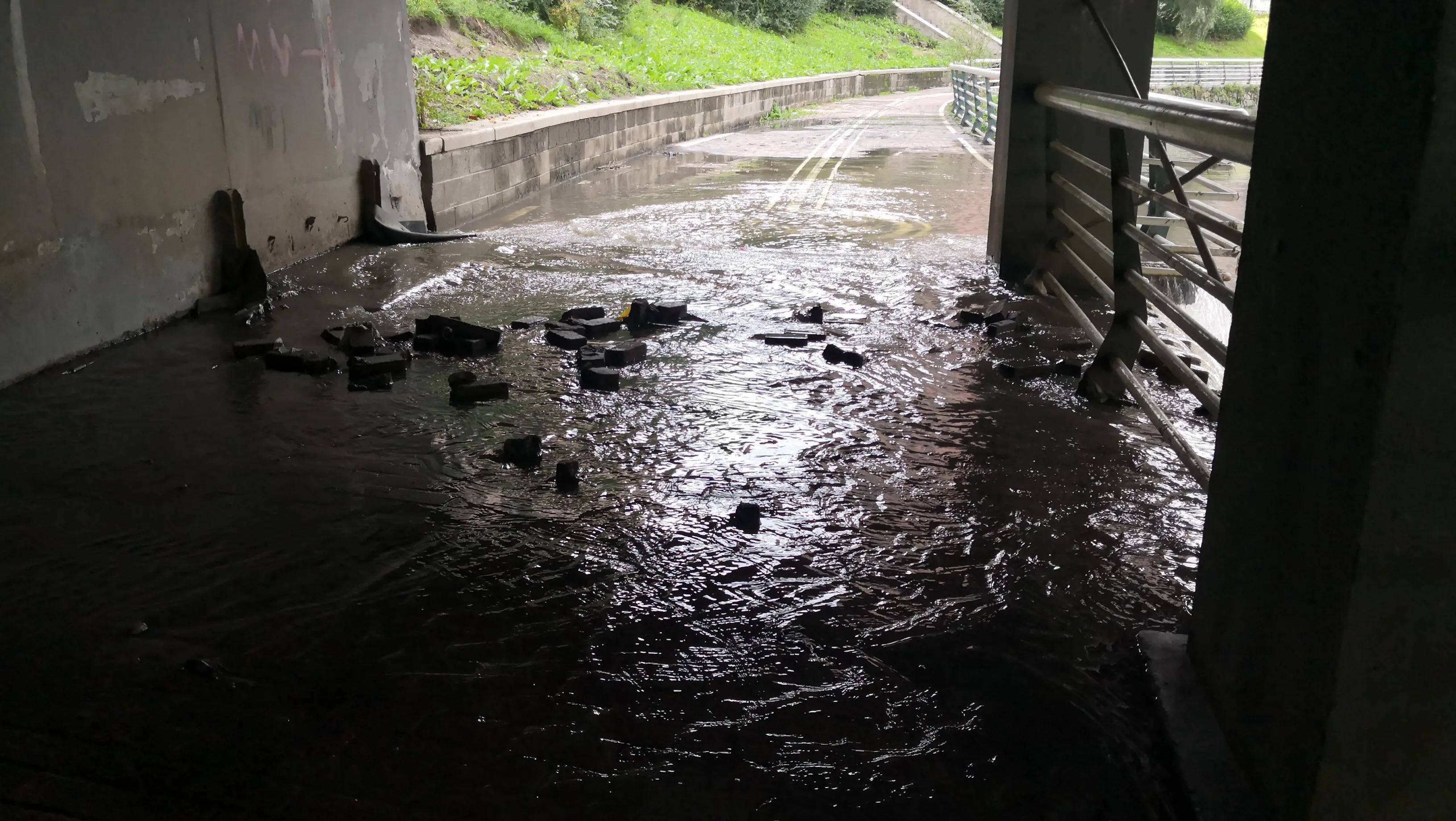 马家沟边,下水道大量污水返上人行道,流到沟中,最终进入松花江