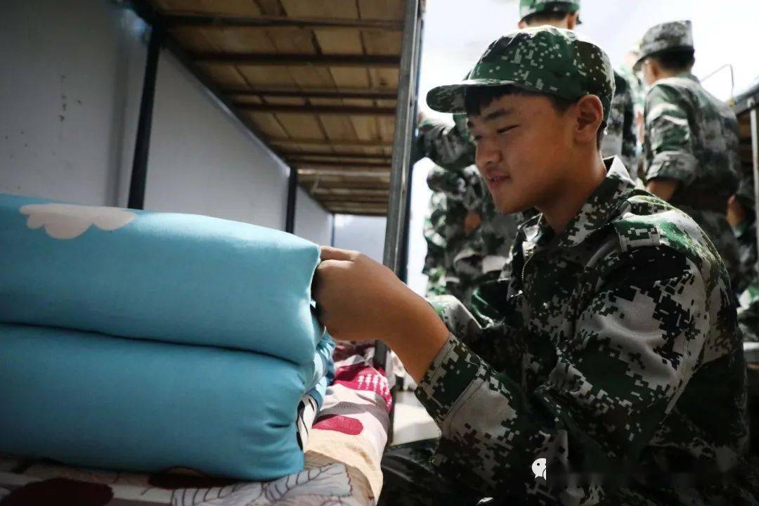 内务整理显精神自律自强扬志气2021级高一新生军训内务整理