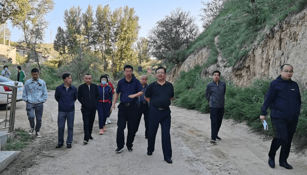 9月10日,清水河县人大常委会党组书记,主任石永平深入包联片区实地