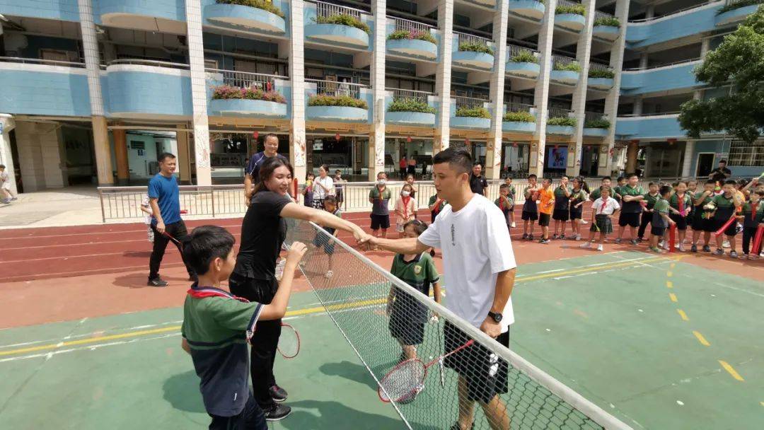 冠军来车陂小学啦和同学们一起度过难忘的教师节