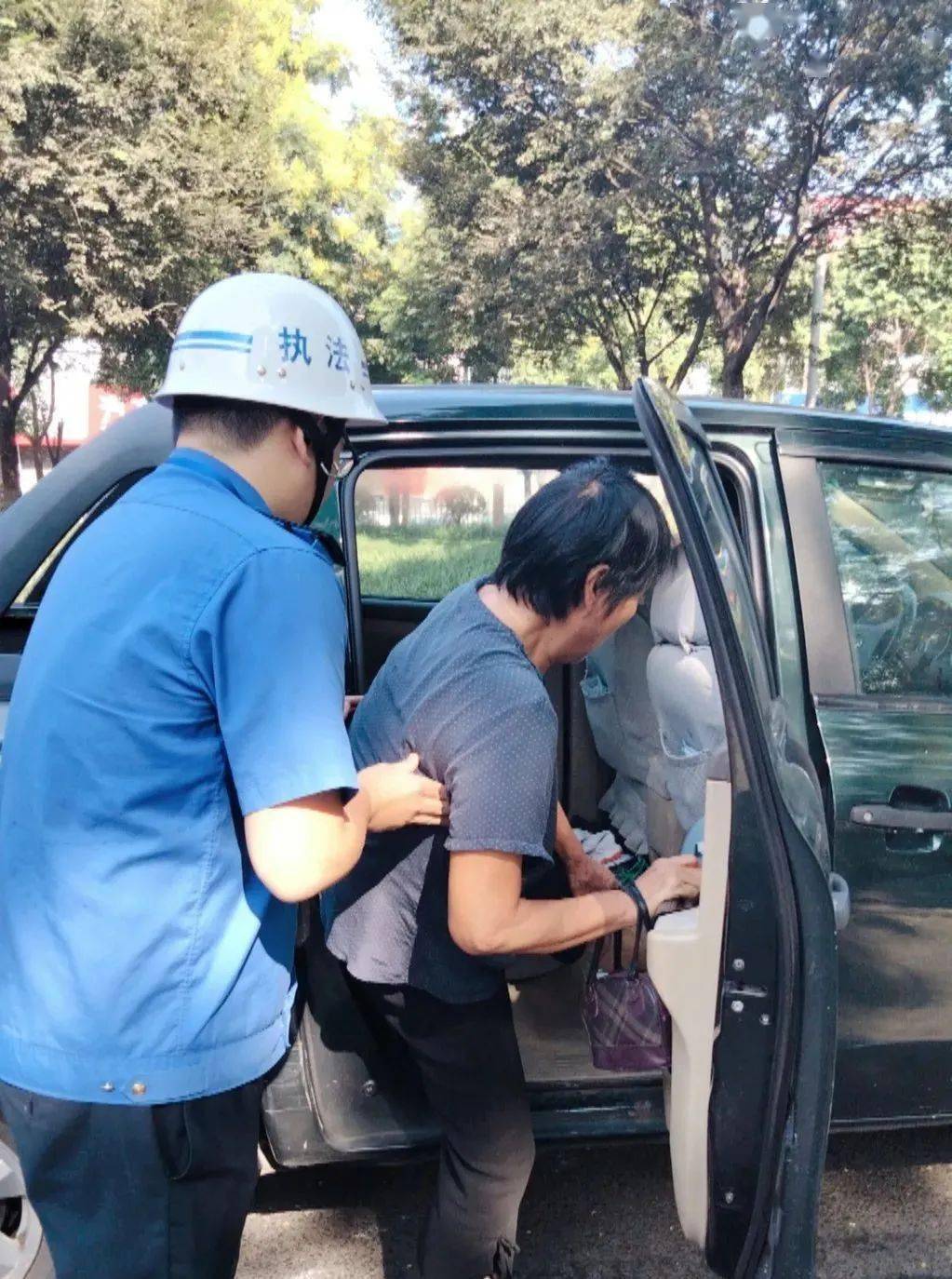 暖心!三井街道城管队员救助受伤老人