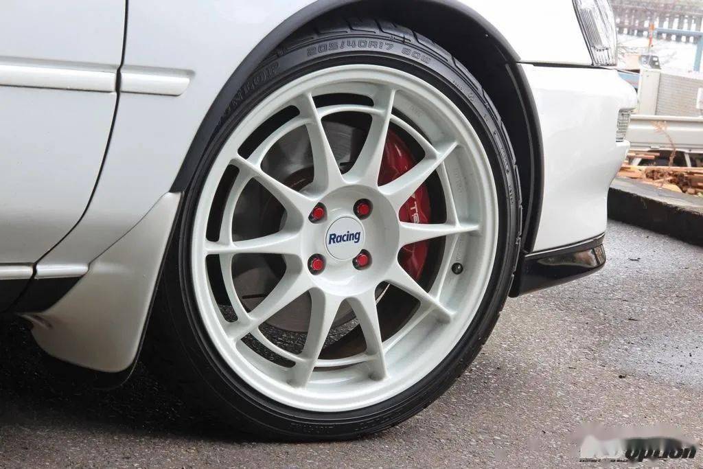 原本的trd2000专属品换成corolla fx的产品,轮毂也换上了17寸的enkei