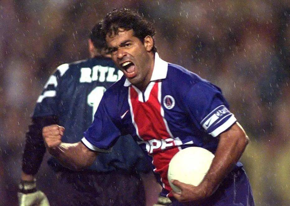 。在法国人眼中，拉易不是传统前腰，而是肩负着全能中场身份的救世主。