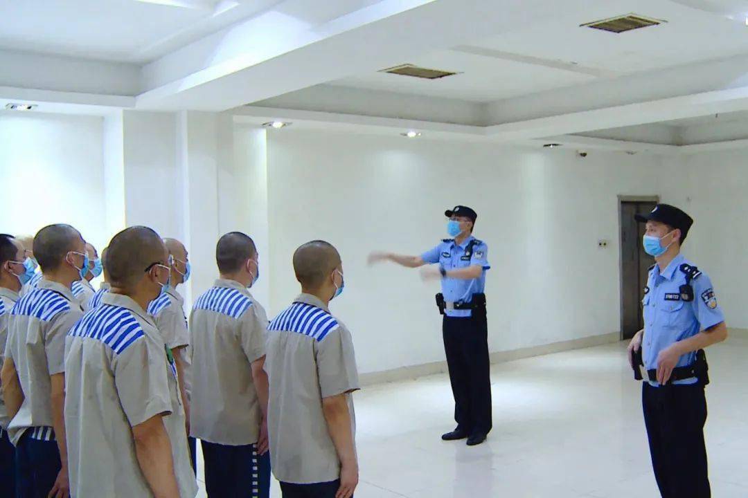 切实发挥政治改造统领作用,监狱干警紧紧围绕庆祝建党100周年,在罪犯
