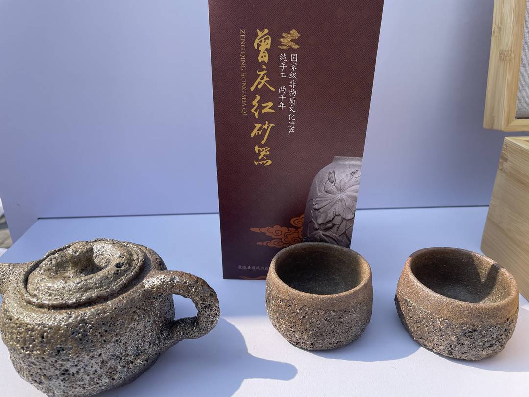 雅安荥经砂器,熊猫文创产品,雅安藏茶…每个展台风格各异,展示着