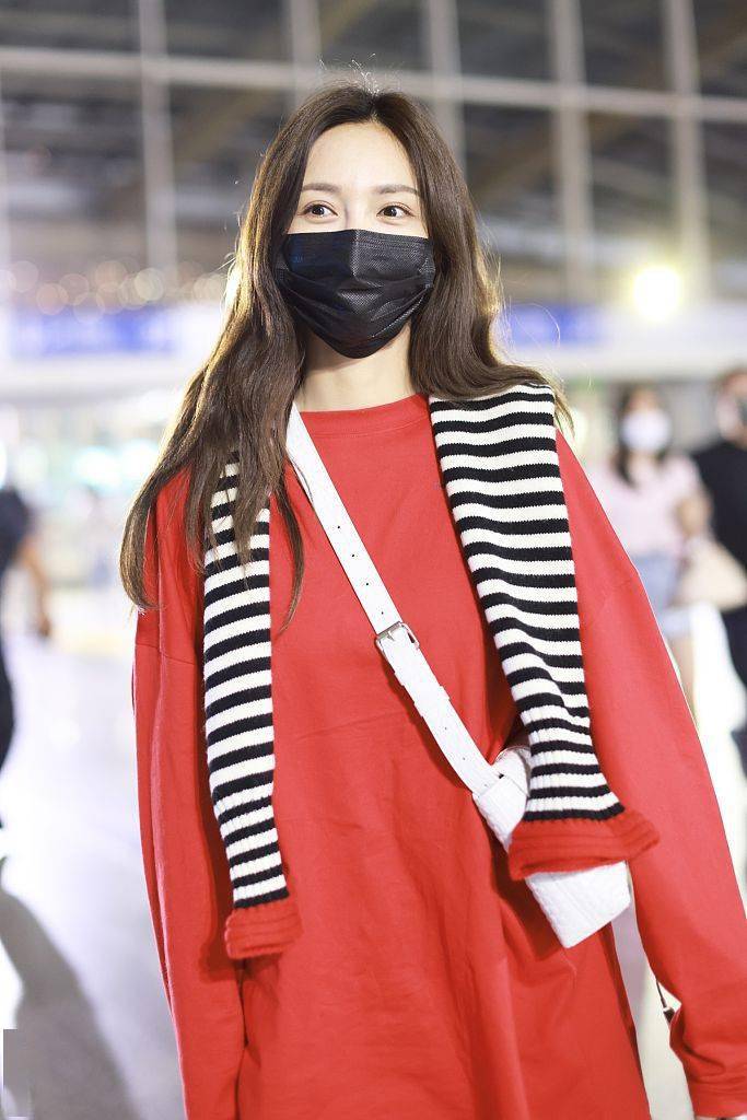 显得|沈梦辰穿红衫肩披格纹毛衣 穿搭巧妙化身文艺女青年