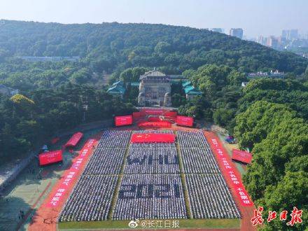 新生|武大7000多名新生佩戴校徽，开启大学生涯