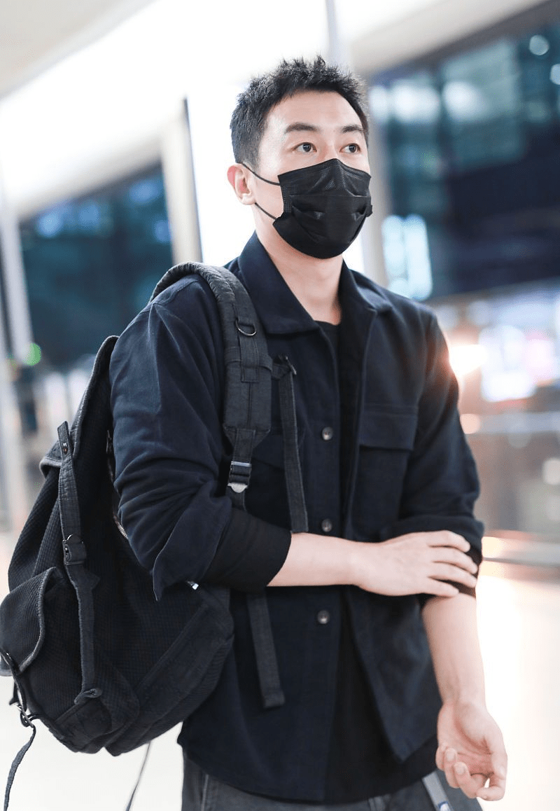 朱亚文和沈佳妮也太甜了,休闲装都有cp感,不愧是老夫老妻了