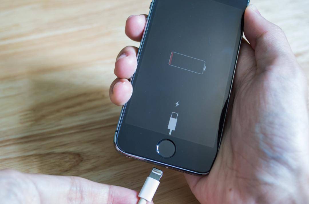 苹果|库克10年，苹果电池为何落后安卓手机？