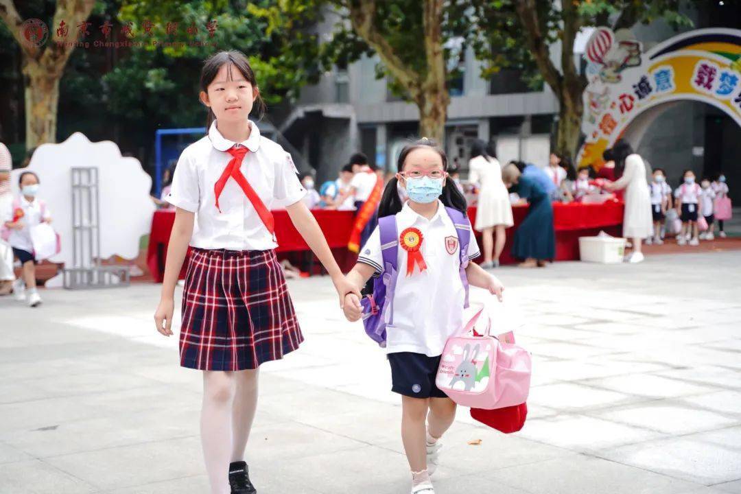 成贤街小学开展橙心诚意载梦归来复学第一课暨一年级入学仪式
