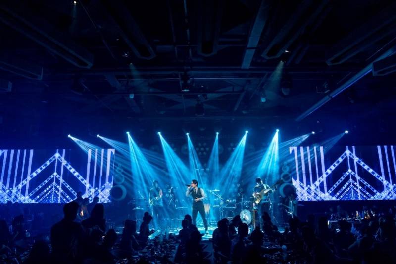 艺术|百名“赫本”齐聚鹏城 感谢师恩大型穿越派对在胡桃里举行