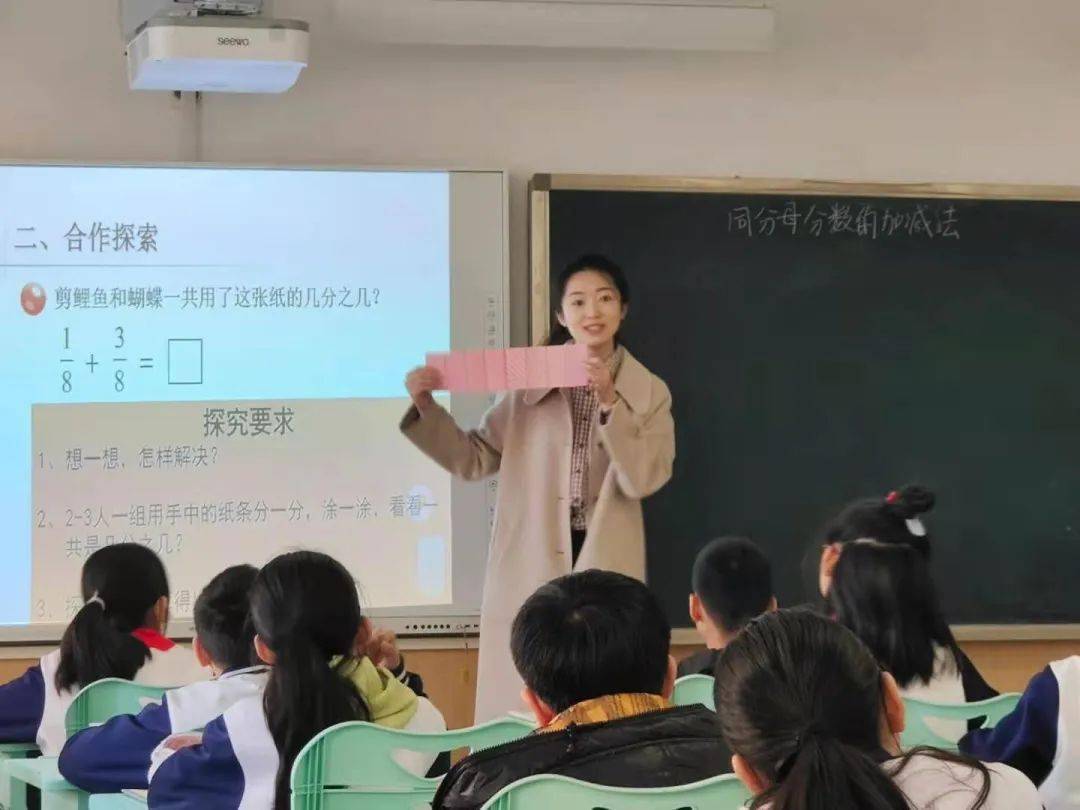 教育世家青岛弘德小学尹路嘉一家一门三代数学老师传承教书育人梦想