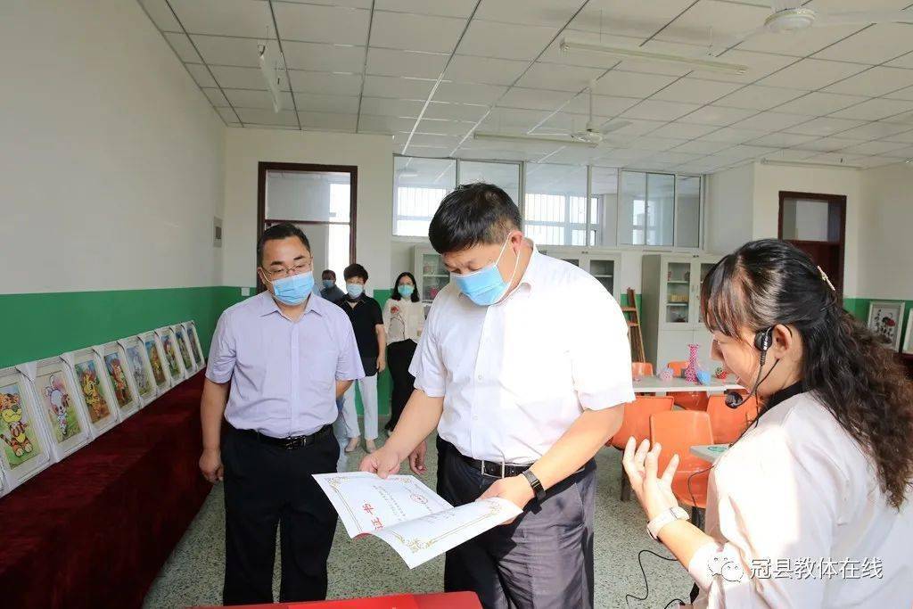刘明峰一行还参观了特校律动室,展室,资源教室等,对近几年来校容,校貌