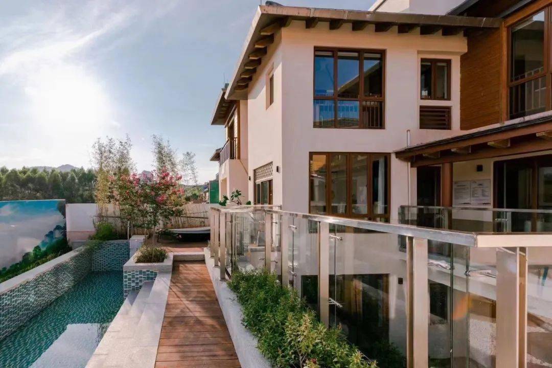 别墅,含早餐 独立泡池 卡拉ok bbq,依山而居,枕水而眠,打卡早秋丹霞