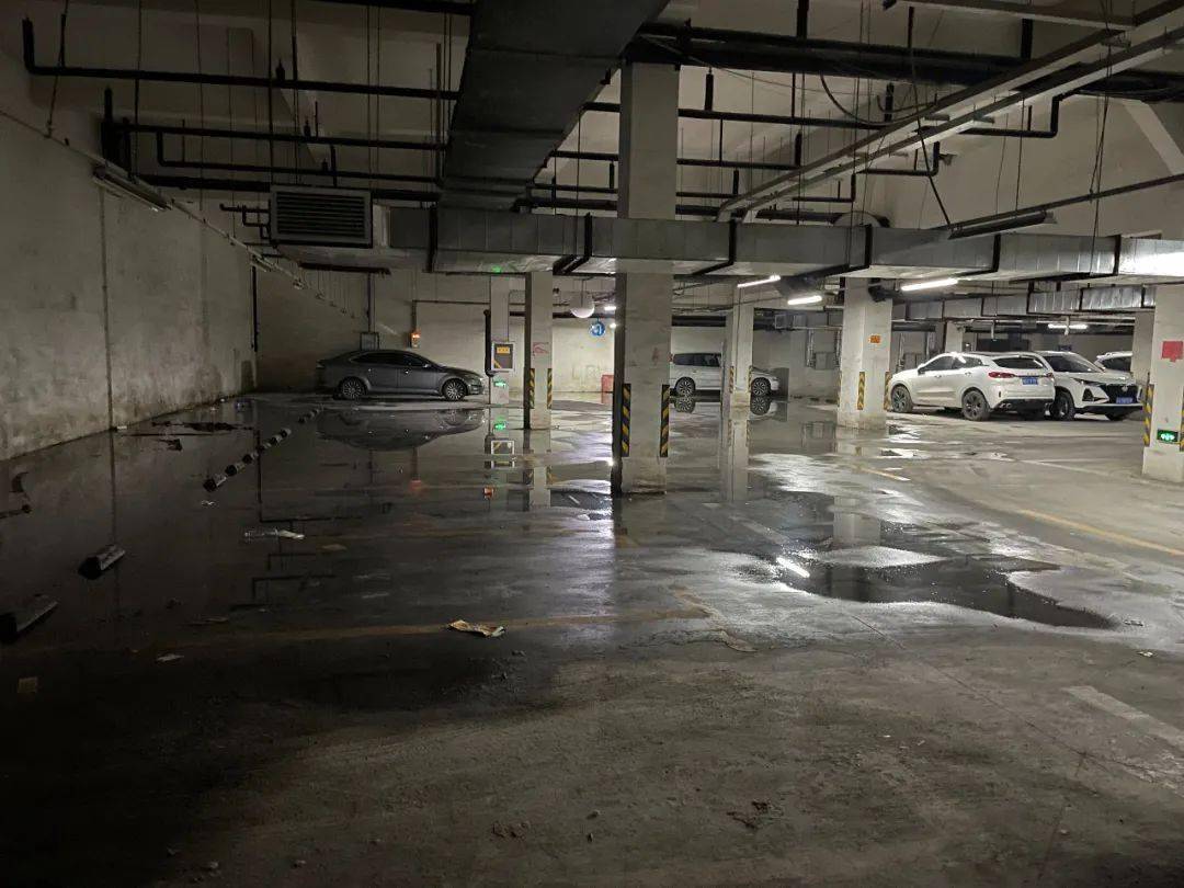 垃圾成堆,配电箱下积水……即墨古城c1区地下停车场隐患多