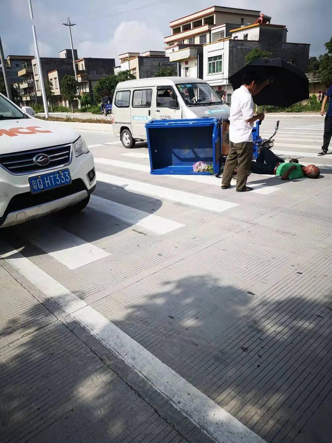 紧要阳春s113省道又发生车祸老人家倒地不起