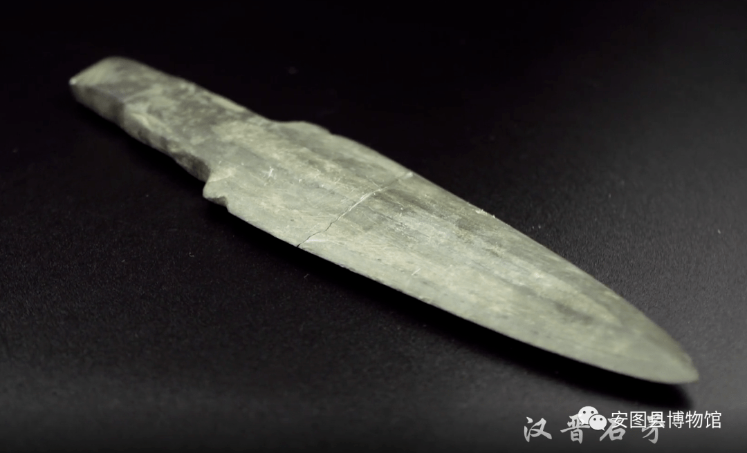 安图县博物馆文物鉴赏(八)汉晋石矛_双刃