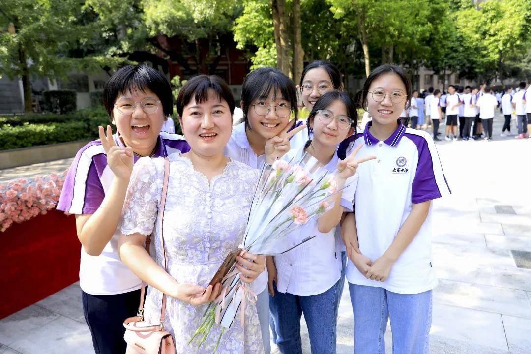 巴蜀中学,鲁能巴蜀中学全体教职工庆祝第37个教师节
