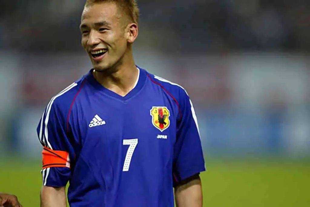 参加完98年世界杯,时年只有21岁的中田英寿被意甲球队佩鲁贾看中,开启