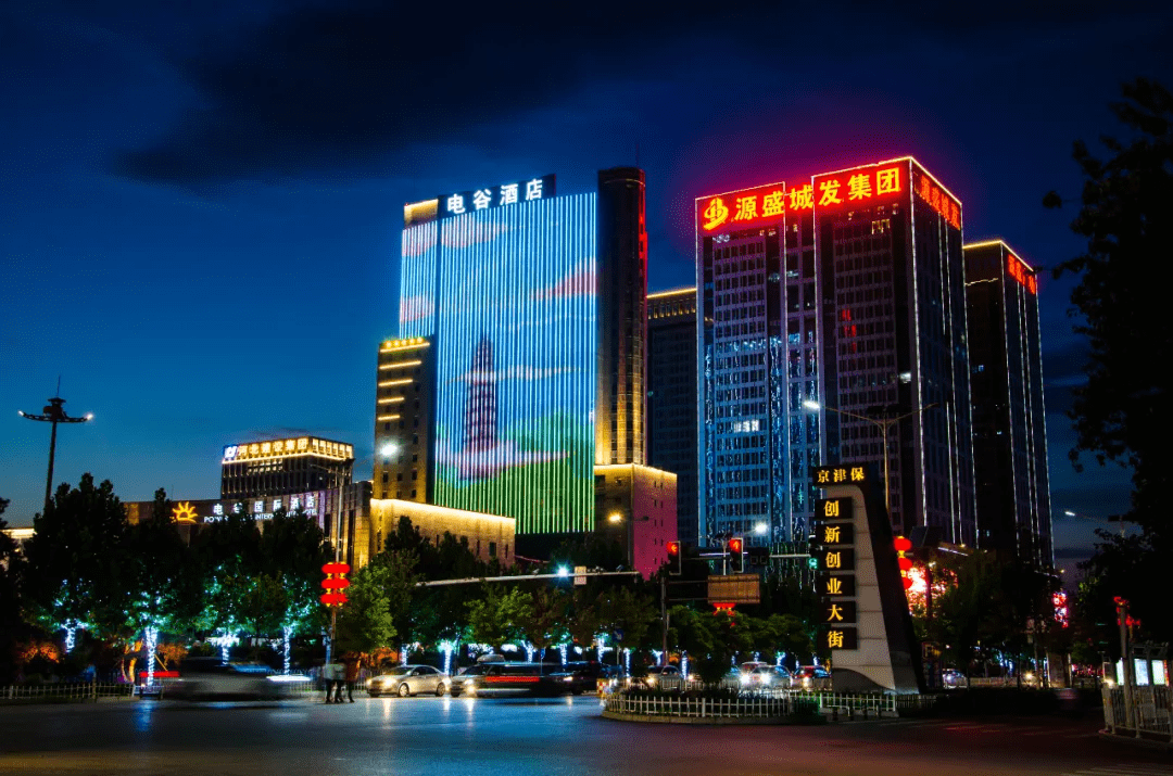 发展东湖景观带,作为城市新地标灯光变幻,夜色璀璨东湖大剧院周边夜景