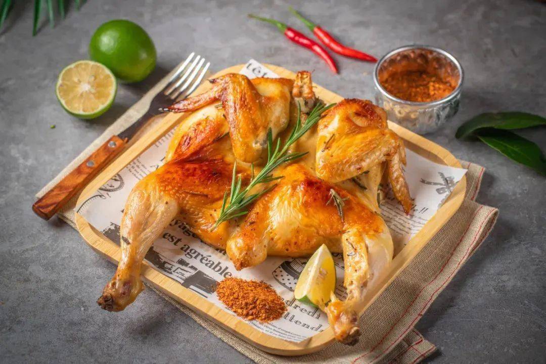 泰式暹罗烤鸡3蘸着咖喱吃鲜甜香滑,味蕾沉溺其中光看这色泽就让人