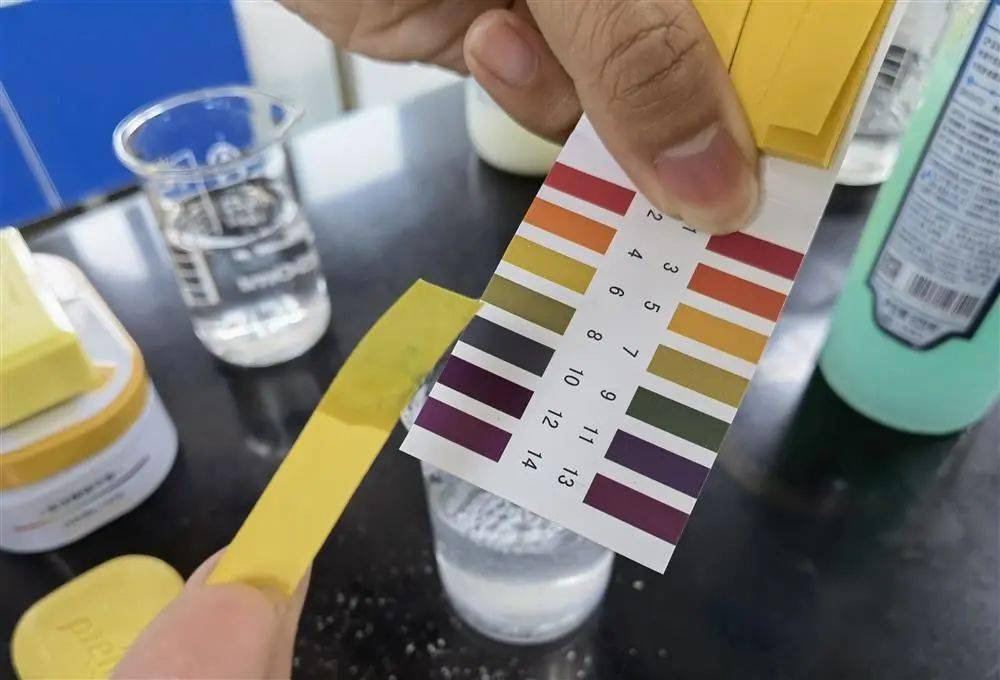 ("硫磺皂美背皂"产品中放入ph试纸,支持消费者自己测试产品的酸碱性)