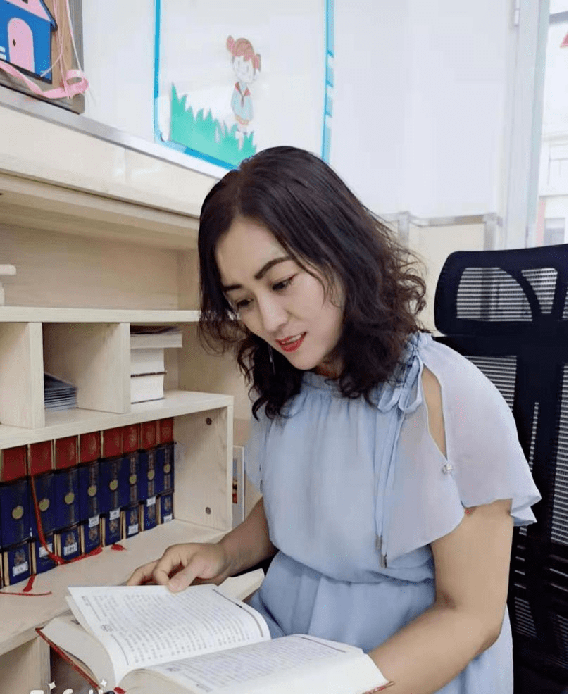 繁花相伴,诗意人生宋飞飞,李沧区实验初级中学英语老师,36岁,本科学历