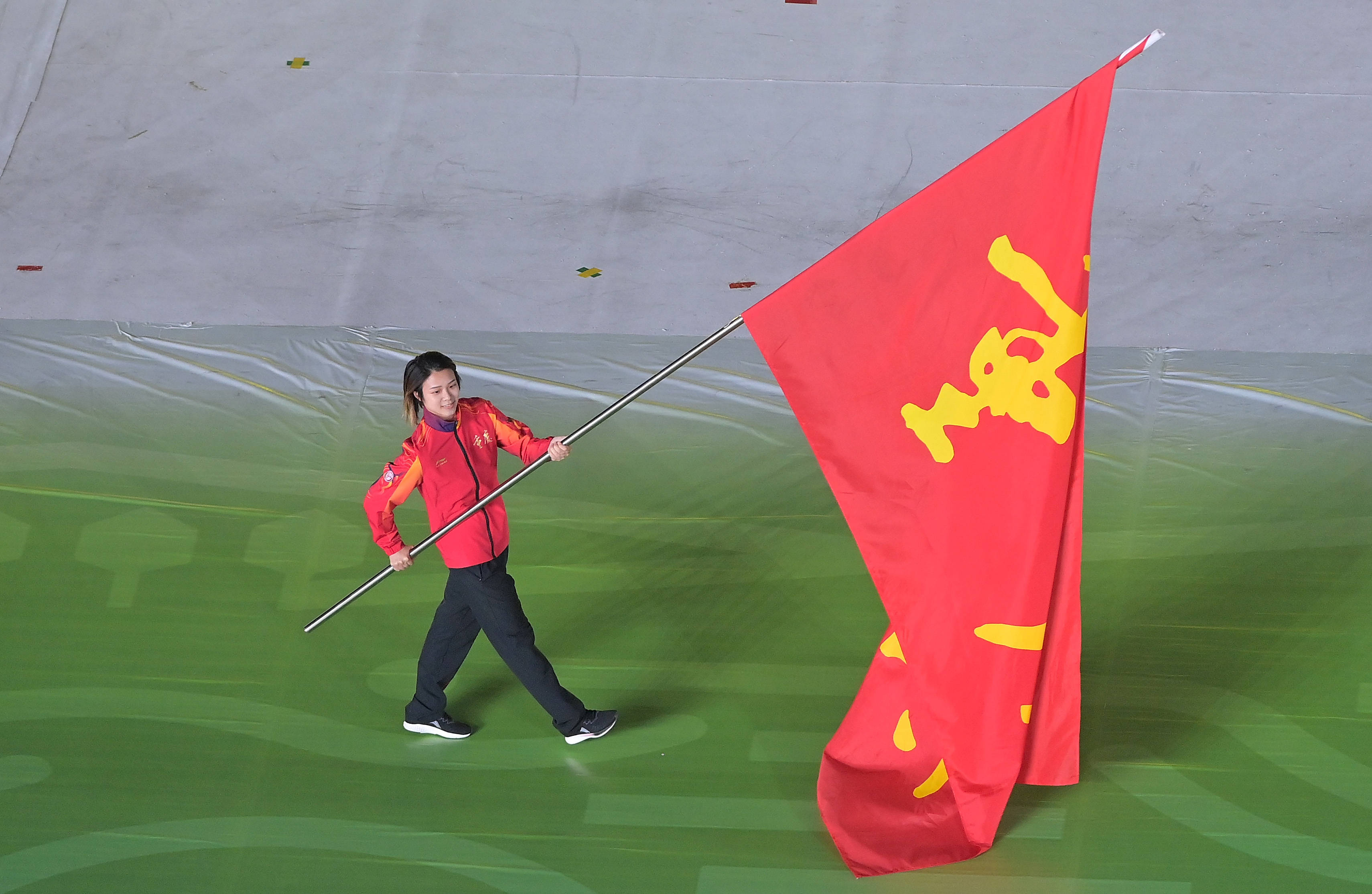 9月15日,重庆市体育代表团旗手施廷懋在入场仪式上