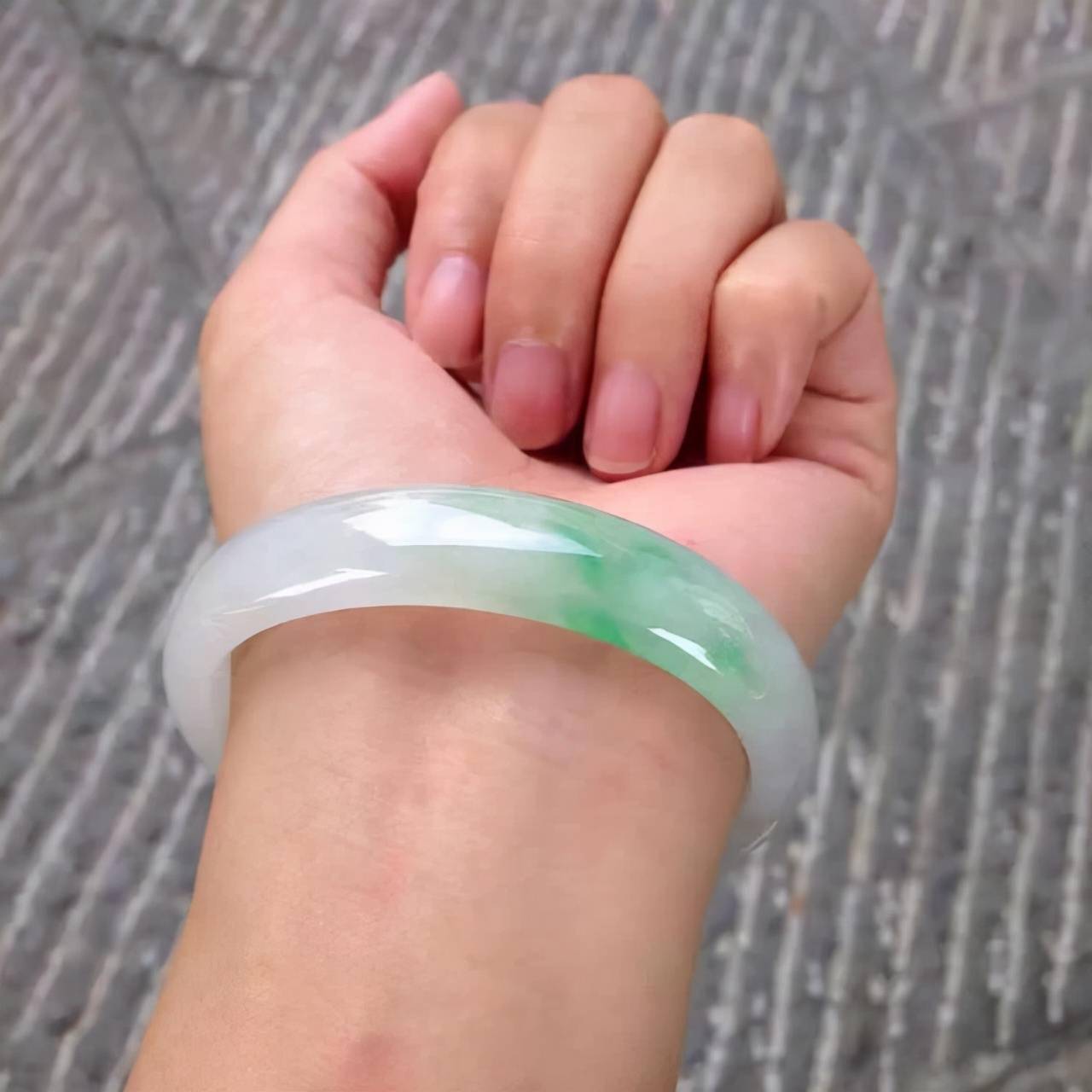女人长期戴"玉手镯",或许会给身体带来这4个变化,你知道吗?