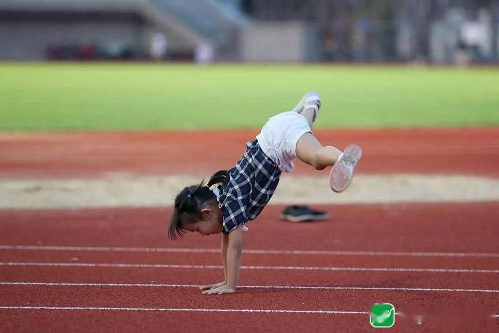 小女孩在跑道上表演头脚倒立