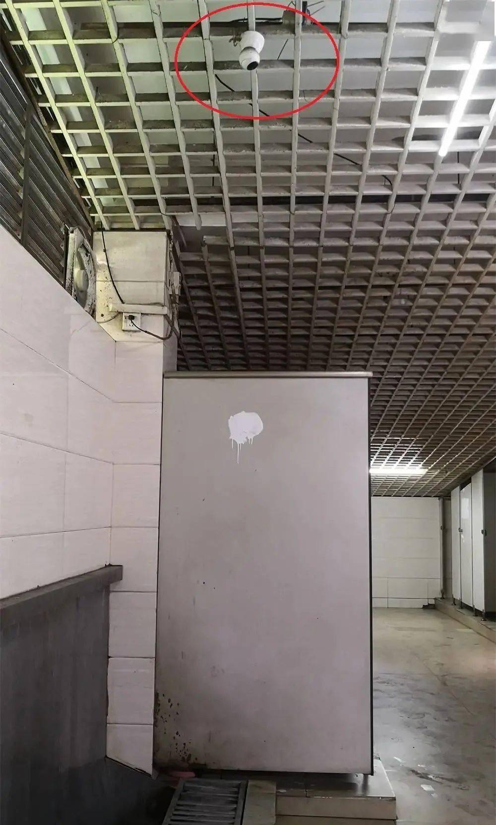 离谱南宁某公厕惊现摄像头正对便池管理方称监控偷厕纸的