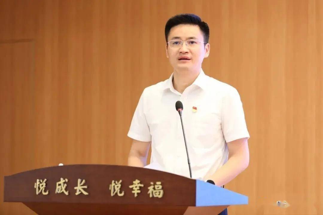 区委副书记,区人民政府代区长寻健,在教师节表彰大会上,以《扎根武陵