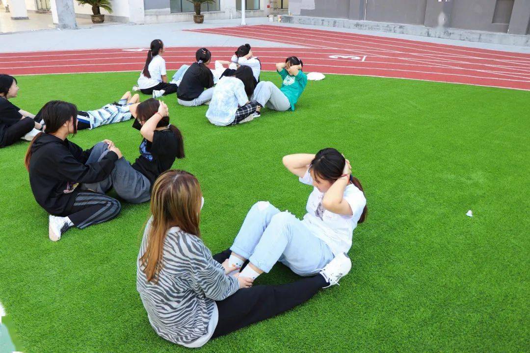 快来看这里有你上体育课的照片