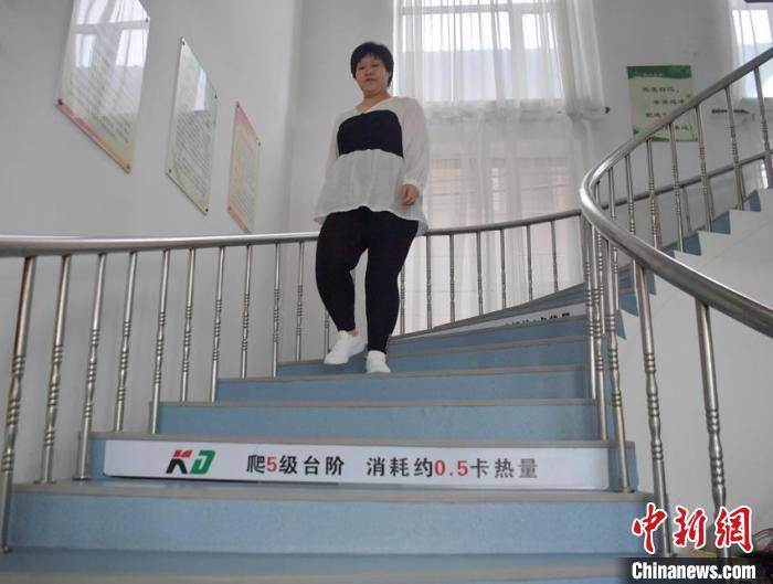 红灯|400斤超胖女孩9个月减180斤 立志成为减肥健身博主