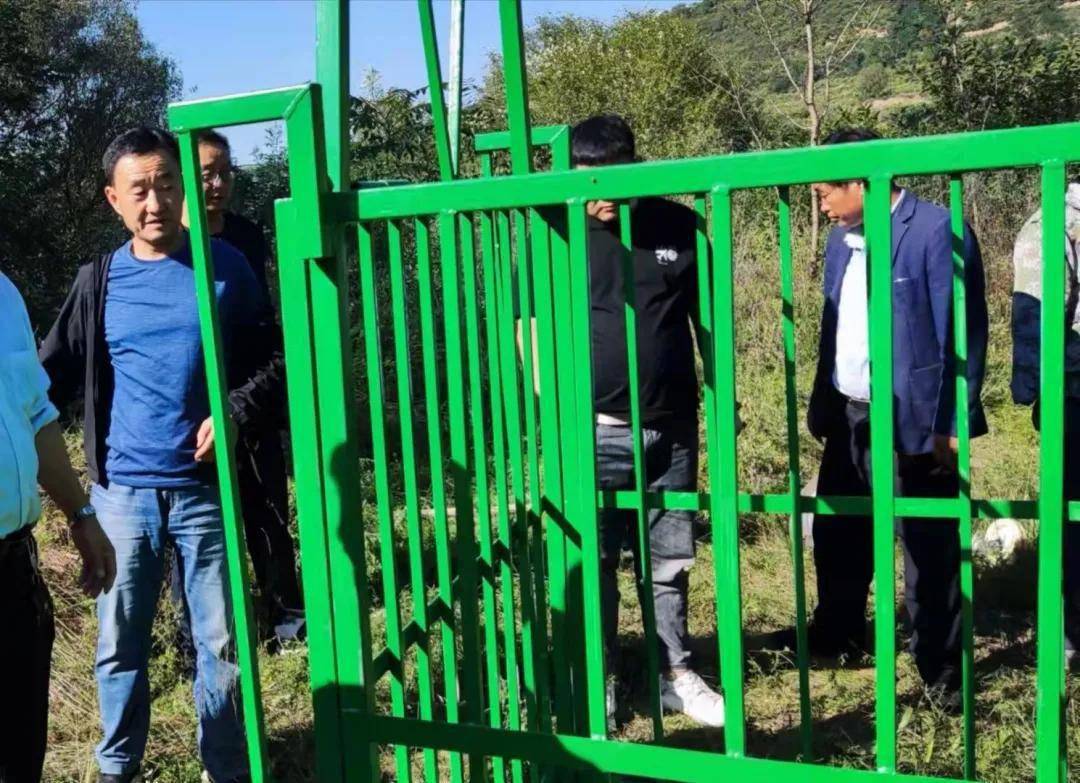 设置了红外线野猪诱捕笼,也成为全省首个应用红外线诱捕笼防控野猪