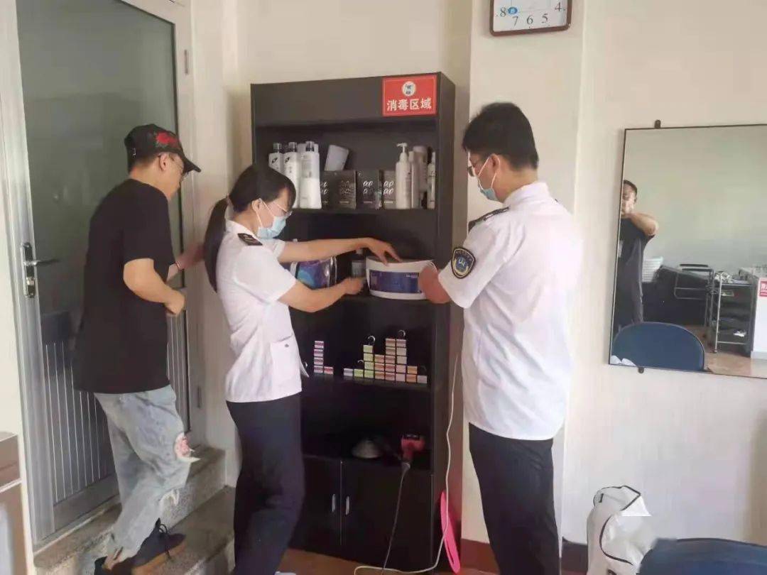 小理发店属于卫生城复审重点检查的三小行业之一,所用公共用品用具