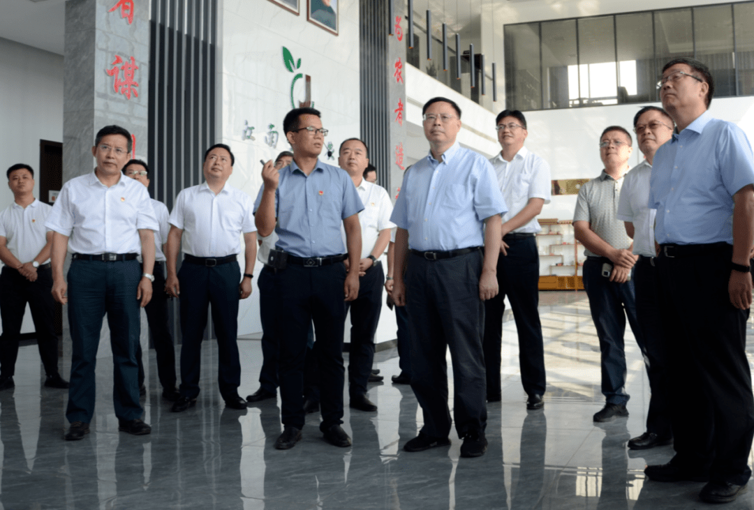 与一线工作人员亲切交谈,并组织益阳市和省委改革办,省发改委,省水利