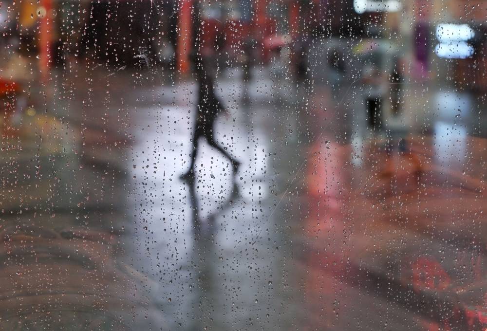 暴雨来袭 市民冒雨出行