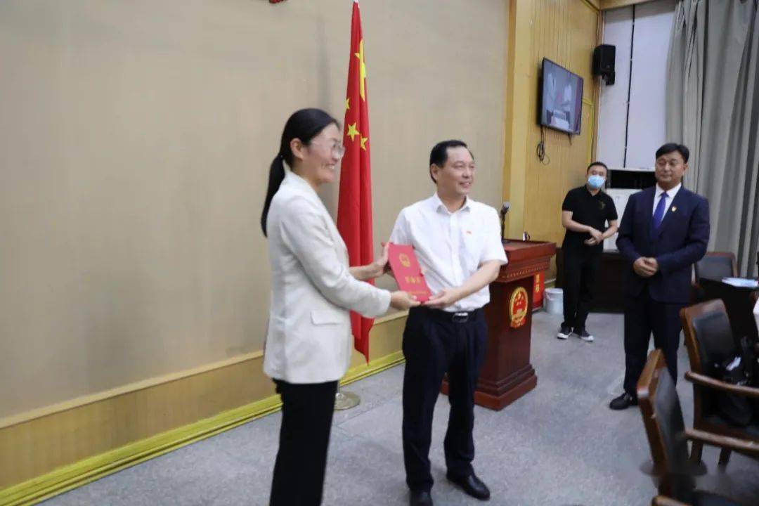 会议决定任命崔咏春同志,孙国军同志为夏邑县人民政府副县长,并颁发了