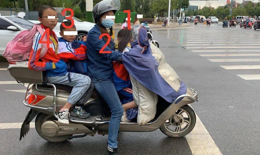 昭通街头这些电动车接送学生竟超载被曝光