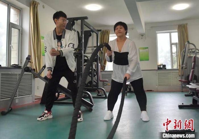 红灯|400斤超胖女孩9个月减180斤 立志成为减肥健身博主