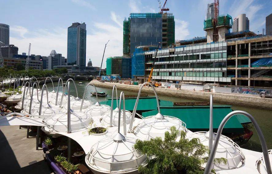 08spark思邦延河岸的用餐平台被戏剧化的被称为"莲花盘"(lily pad)