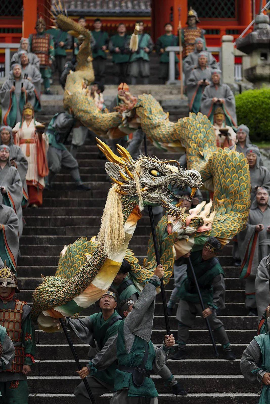 日本的龙和中国的龙最大的区别在于,中国的龙威严祥和,充满神圣的味道