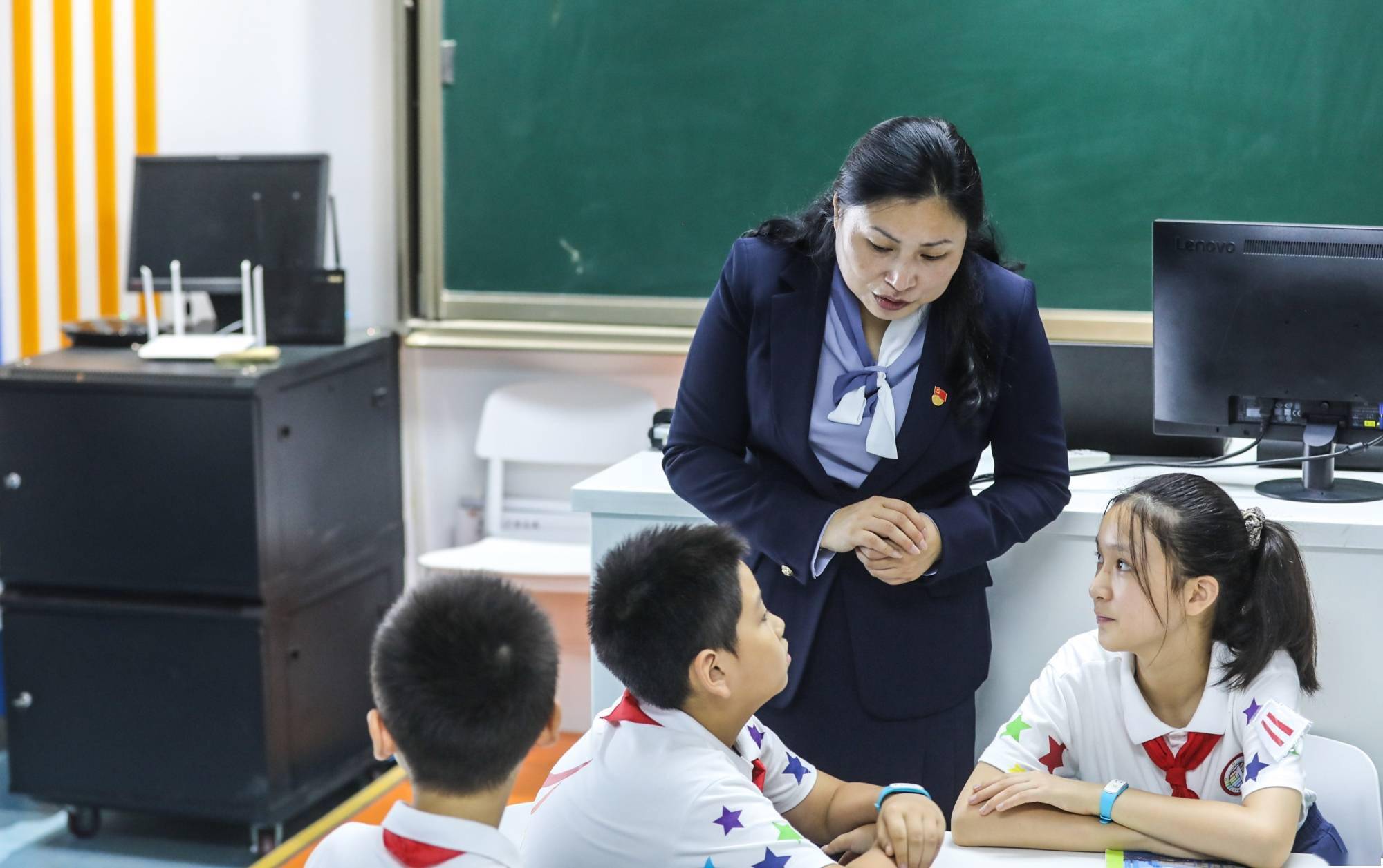 视频中宣部授予人民教师吴蓉瑾王红旭时代楷模称号