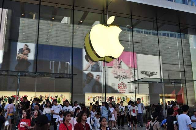 唐艺昕黑白氛围感写真 Iphone 13预售开启 全球2 5亿人等待换机 京东预订人数超300万