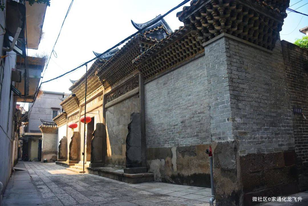 远远就看到它沿着石板路走到村心大街19号,走进化龙镇塘头村,与大三巴