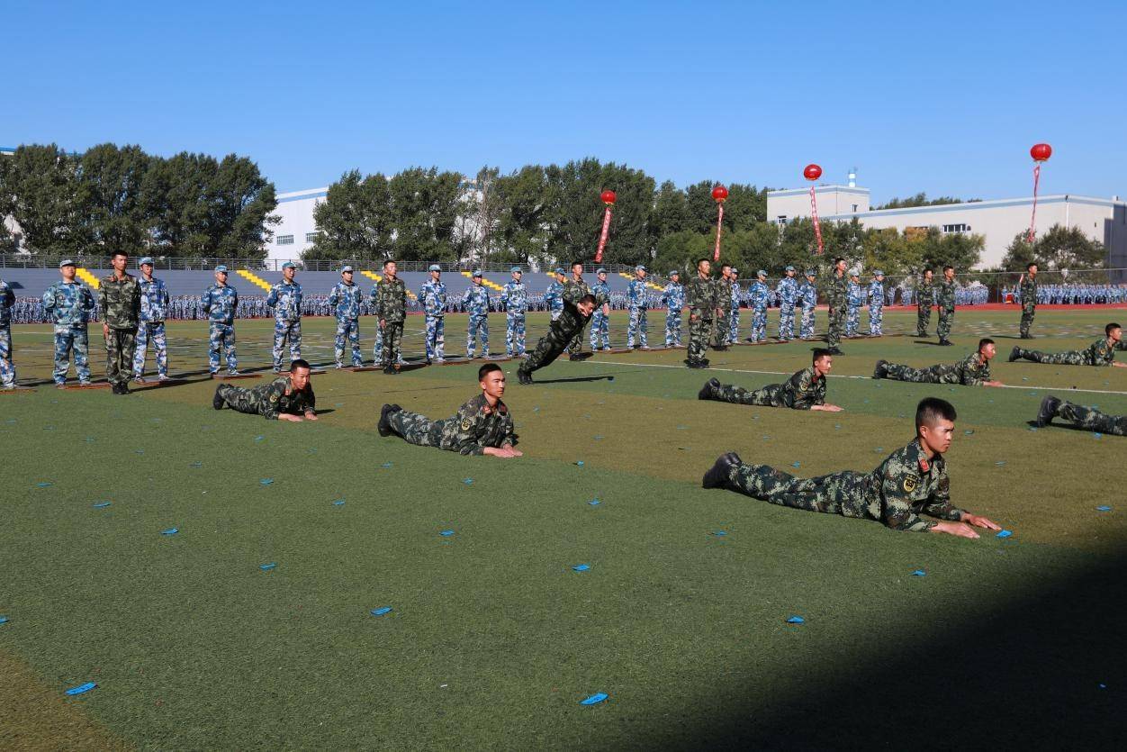 民族|哈尔滨剑桥学院校长授新生“开学第一课”