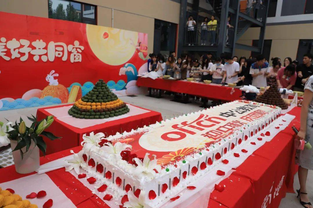 3米蛋糕巨型月饼塔千名师生同做月饼